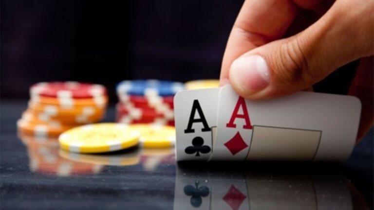 Ilustración conceptual de una mesa de poker virtual con elementos de tecnología digital y seguridad.