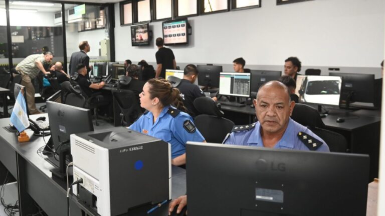 Efectivos policiales realizando un procedimiento en la vía pública de Mendoza