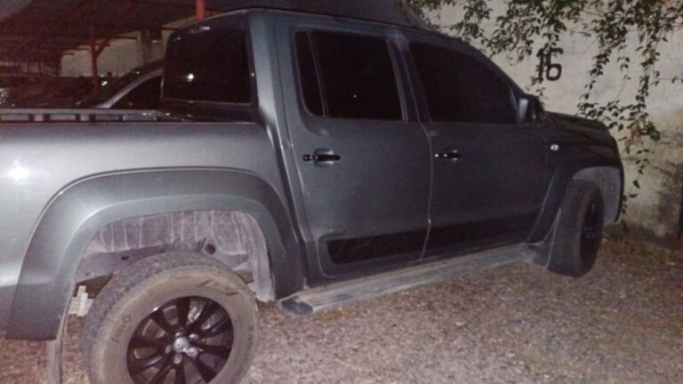 Efectivos policiales durante un procedimiento de allanamiento en Godoy Cruz, Mendoza