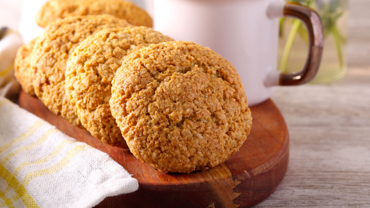 Galletas de coco recién horneadas sobre una bandeja