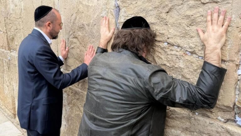 El presidente argentino Javier Milei durante su visita al Muro de los Lamentos en Jerusalén, Israel.