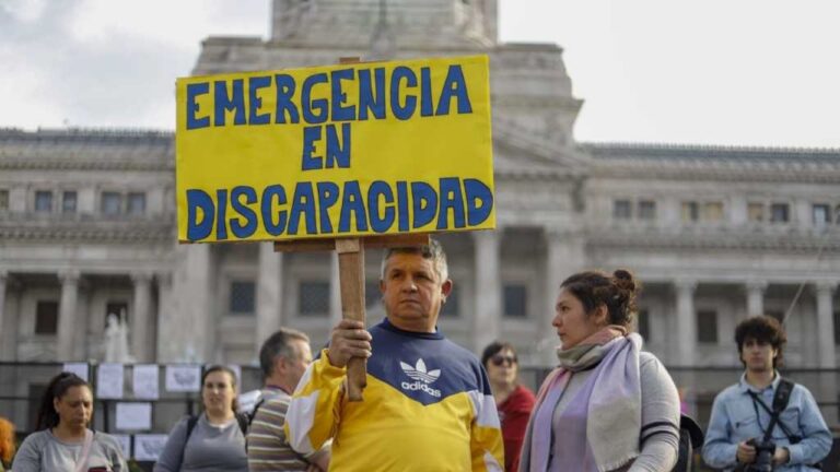 Personas con discapacidad y familias en movilización frente a la Casa de Gobierno de Mendoza
