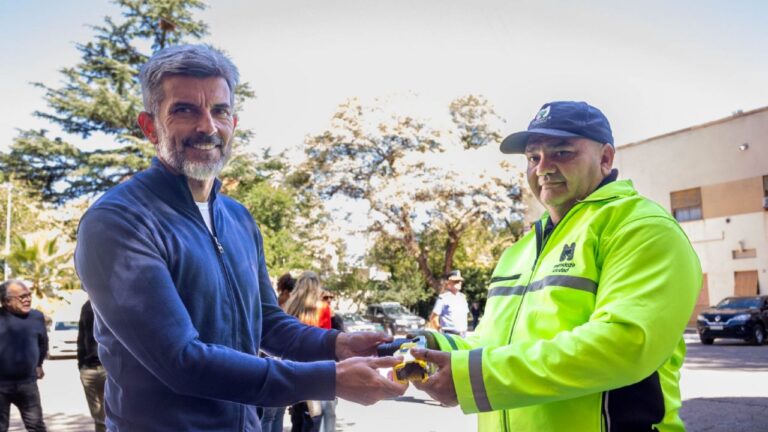 Autoridades provinciales y municipales en la entrega de pistolas Taser 7 a preventores de la Ciudad de Mendoza