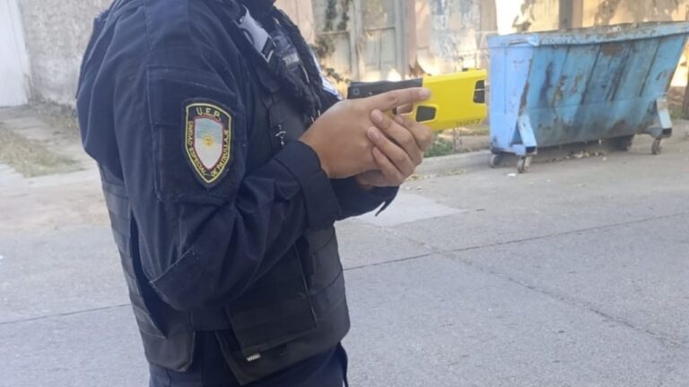 Efectivo policial de la UEP durante un procedimiento de seguridad (imagen referencial)