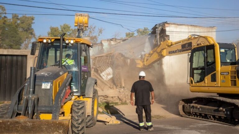 Autoridades de Seguridad y municipales en el operativo de demolición en calle Tacuarí, Guaymallén.