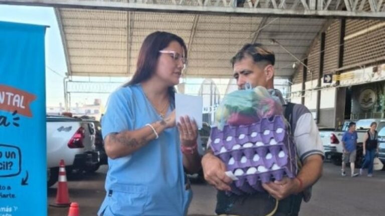 Profesionales de salud mental dialogando con personas en la Feria de Guaymallén, Mendoza.