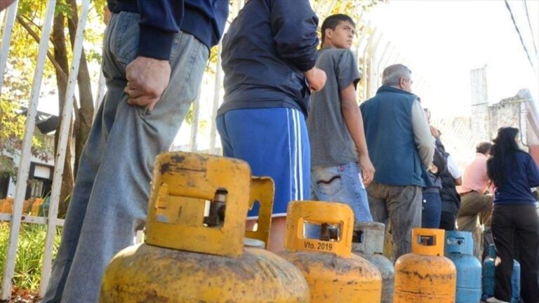 Vecinos recibiendo garrafas de gas en un operativo del programa La Garrafa en tu Barrio en Mendoza