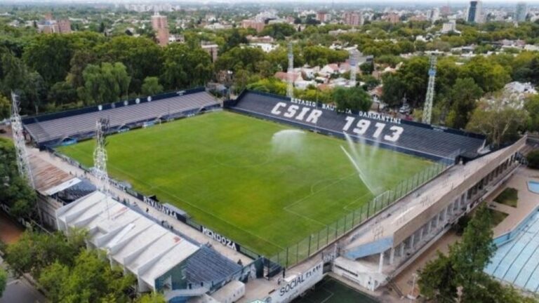 Exterior del Estadio Bautista Gargantini en Mendoza, escenario del operativo contra la venta ilegal de alcohol.