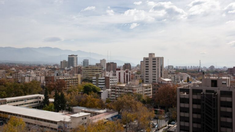 Mapa del pronóstico del tiempo con nubes sobre la provincia de Mendoza