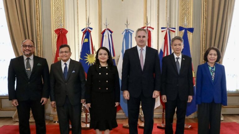 Canciller Pablo Quirno en reunión con representantes diplomáticos de países de la ASEAN.
