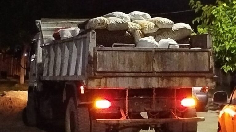Efectivos policiales durante procedimiento de allanamiento en Tupungato, Mendoza