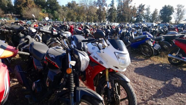 Motocicletas alineadas en la playa de secuestros municipal de Godoy Cruz, previo al remate.