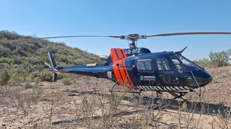 Ilustración de un helicóptero de rescate sobrevolando un paisaje montañoso de Mendoza.