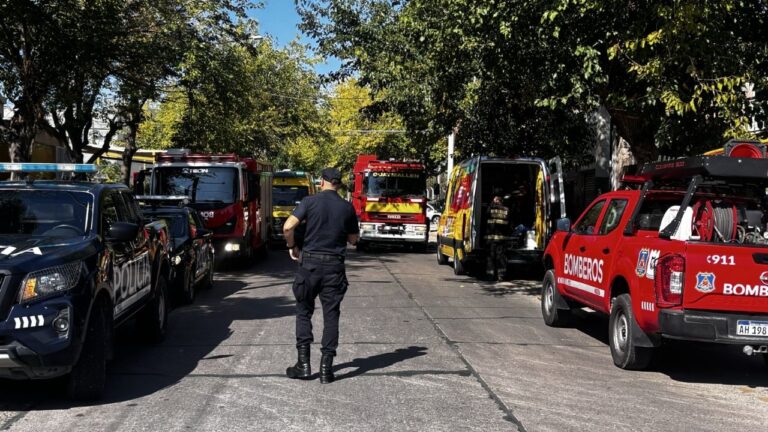Operativo de rescate de bomberos y policías en una distribuidora de Dorrego, Guaymallén.