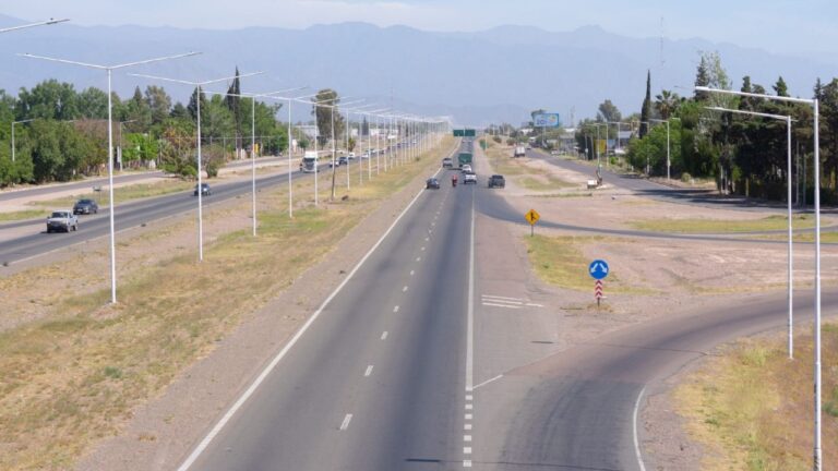 Ilustración de un espacio verde público en Mendoza, representativo de la zona del Acceso Este en Guaymallén.