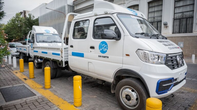 Tres vehículos municipales 0Km estacionados, adquiridos por la Municipalidad de San Martín, Mendoza.
