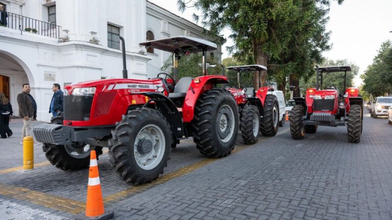 Tres tractores 4x4 nuevos de color amarillo, incorporados por la Municipalidad de San Martín, Mendoza.