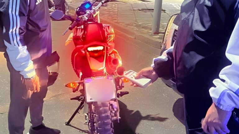 Agentes de la Policía de Mendoza realizando controles de ruido a motocicletas en San Rafael