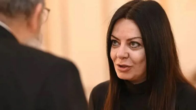 Fotografía de la ministra Sandra Pettovello en su despacho.