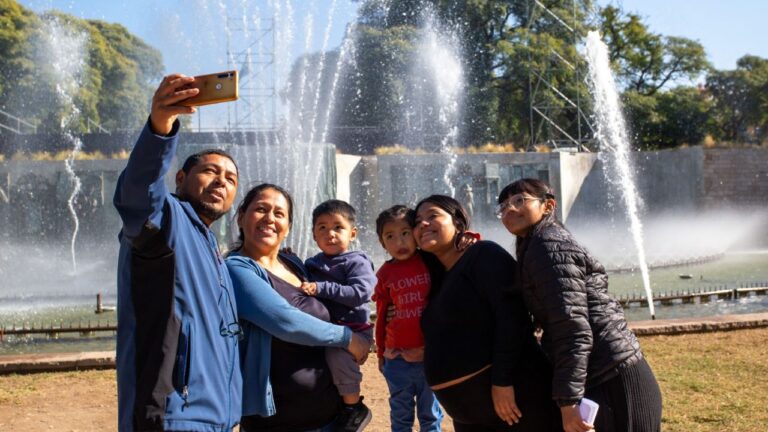 Turistas disfrutando de actividades en Mendoza durante el fin de semana largo de Semana Santa