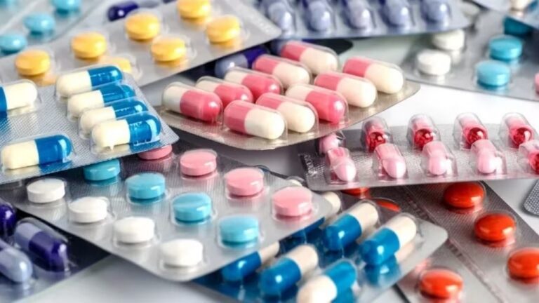 Ilustración de medicamentos y un contenedor de descarte seguro, representando el proyecto de ley mendocino.