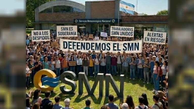 Trabajadores del Servicio Meteorológico Nacional reunidos frente a la sede del organismo durante una protesta.