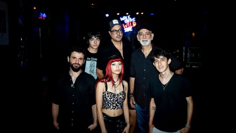 Integrantes de las bandas mendocinas Kreusa, Viejos Tempos y Carril Nacional en ensayo para el concierto homenaje.