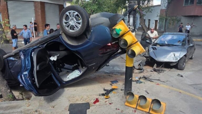 Vehículo volcado en la calle tras accidente en la Cuarta Sección de Ciudad, Mendoza, con presencia de servicios de emergencia.