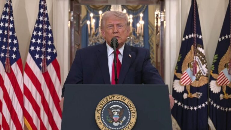 Fotografía de archivo de Donald Trump dando un discurso.