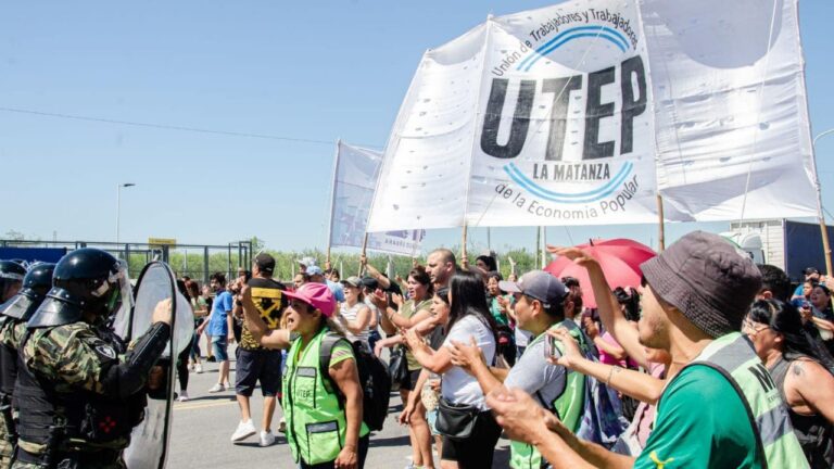 Manifestantes de la economía popular en una protesta anterior en una ruta