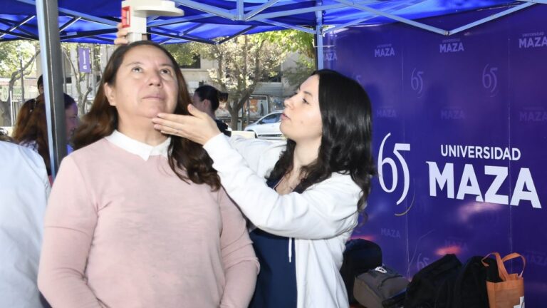 Vecinos realizándose controles médicos gratuitos en la explanada de la Municipalidad de Guaymallén.
