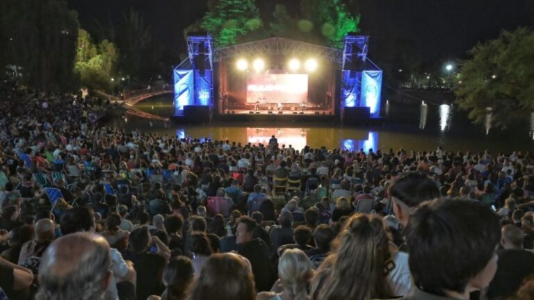 Mapa de Mendoza con iconos representando eventos culturales y turísticos en sus diferentes regiones