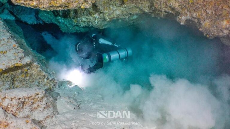 Imagen del interior de la cueva submarina en el atolón Vaavu donde fueron hallados los buzos italianos