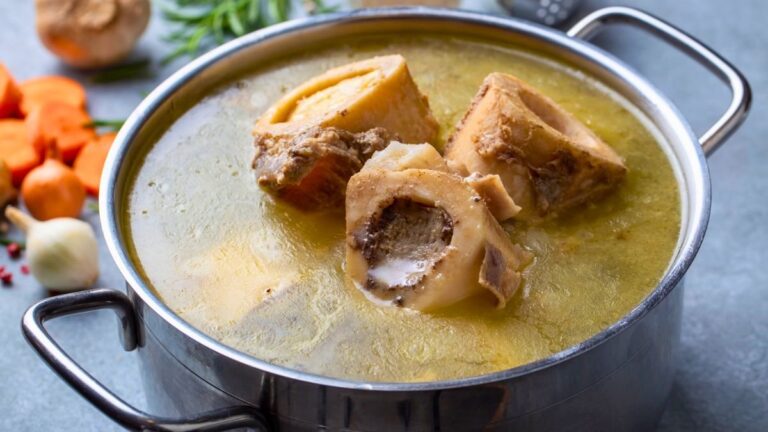 Caldo de huesos con verduras en una olla