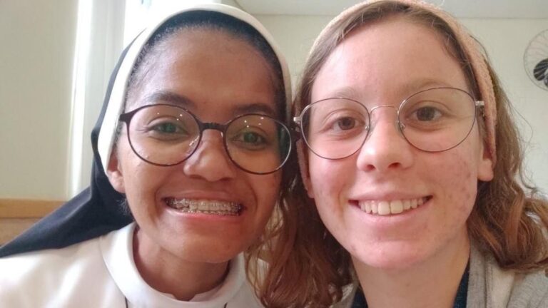 Francília Costa y Luiza Silvério, exmonjas brasileñas, el día de su boda