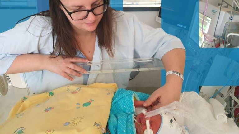 Mujer embarazada en consulta médica con monitor de presión arterial