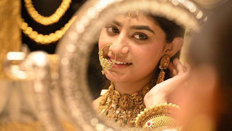 Mujer india con joyas de oro en una ceremonia tradicional