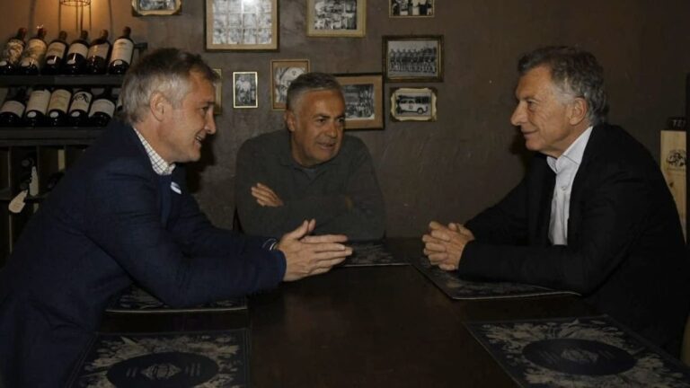 Mauricio Macri y Alfredo Cornejo en una cena en Chacras de Coria