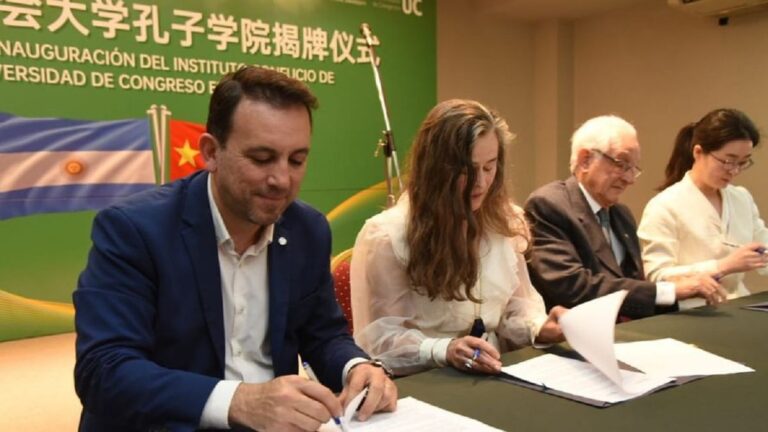 Personas estudiando chino con libros y certificado HSK de fondo