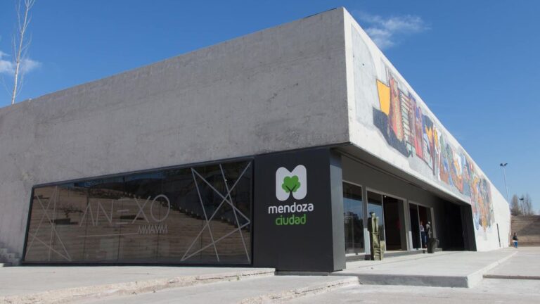 Museo Municipal de Arte Moderno de Mendoza (MMAMM) en plaza Independencia