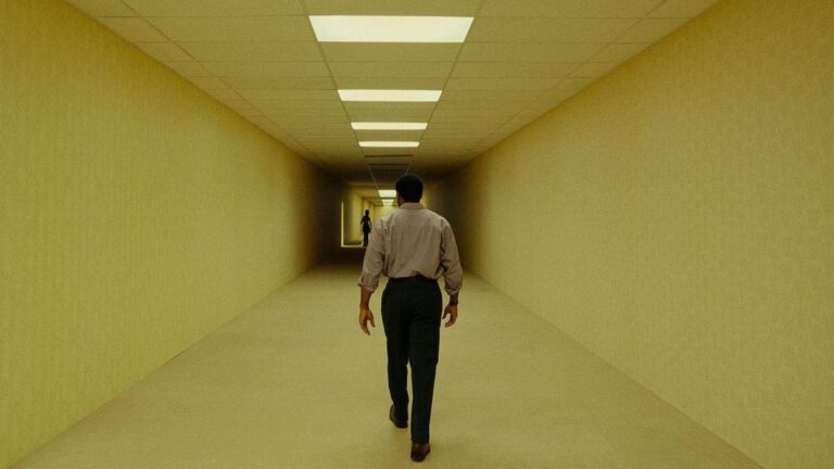 Póster de la película Backrooms con pared de papel tapiz amarillo