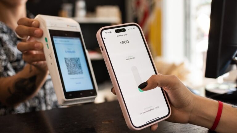 Tarjetas de Banco Nación y aplicación MODO sobre una mesa